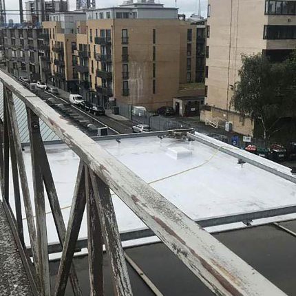 Expert application of a seamless single-ply flat roof membrane designed for extreme commercial durability and executed by our experienced flat roofer london technicians.