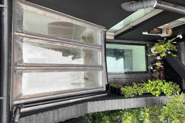 Flat Roofer Chelsea London Velux windows installers ridge tiles lead work, flat roofing contractors proven track record specific expertise.