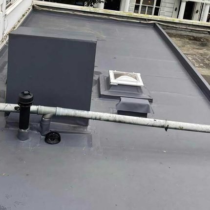 Seamless liquid membrane application highlighting the superior structural craftsmanship of our flat roofer london experts on a commercial property in Chelsea.
