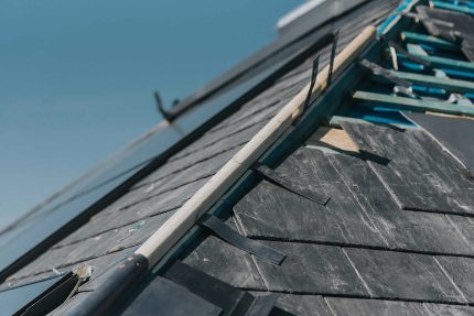 High Quality Roofing services a company Roofer London specialising in renewal or refurbishment of existing roofs, new builds, sloping roofs, pitched slate and tile roofs, reliable roofers, contractors with 10 year insurance backed guarantee.
