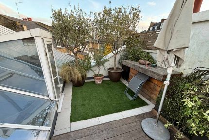 Thermally controlled and weather-proofed flat roof foundation completed in SW1.