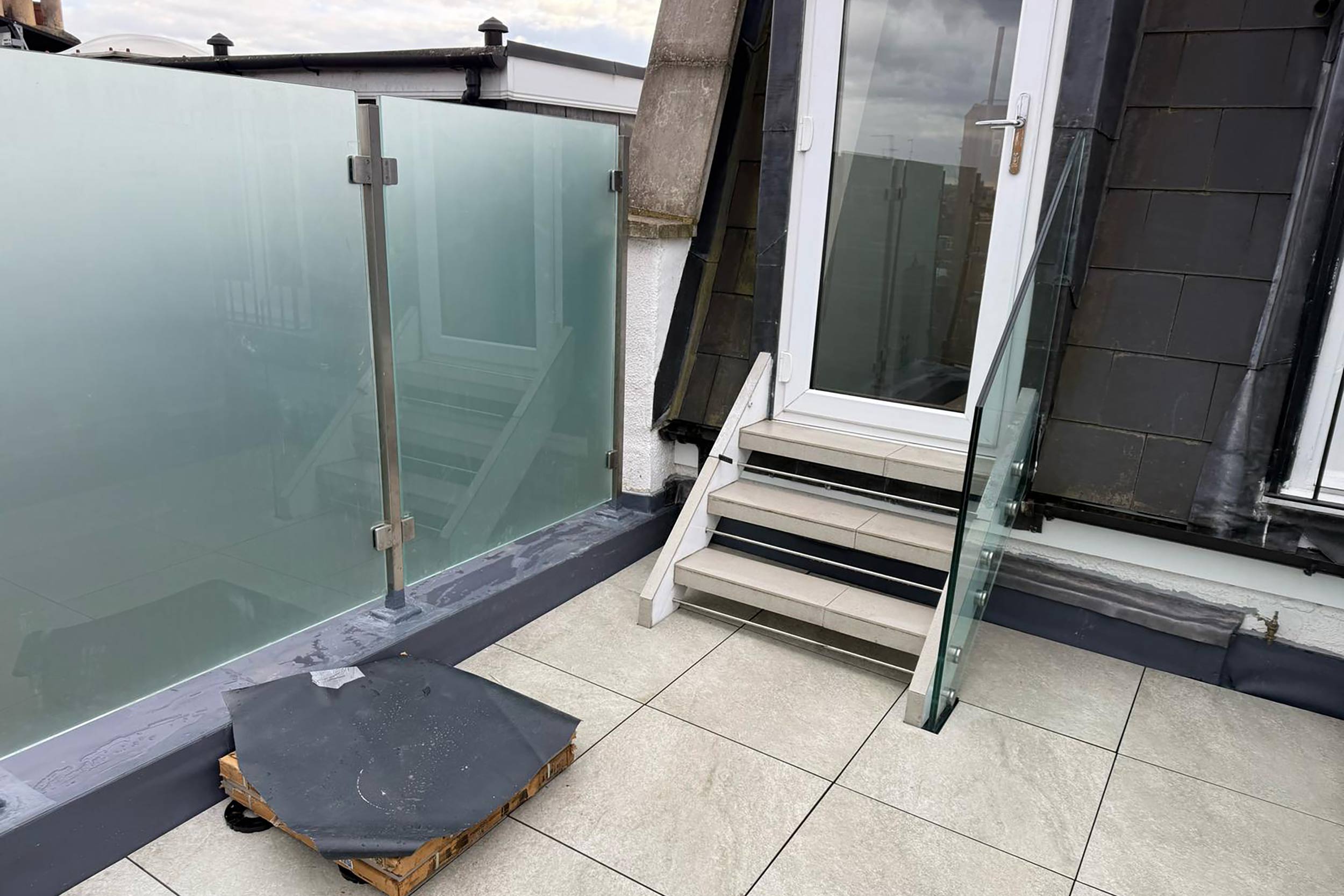 Flat roofer Battersea London roof conversion decking an specialist expert company, building roof new terrace and balcony refurbishments.