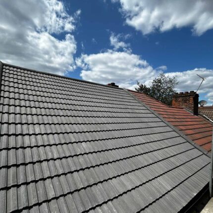 Roofer in London's Twickenham new concrete tiled roofing experts, roof repair services, flat roof's installation specialist company near me.