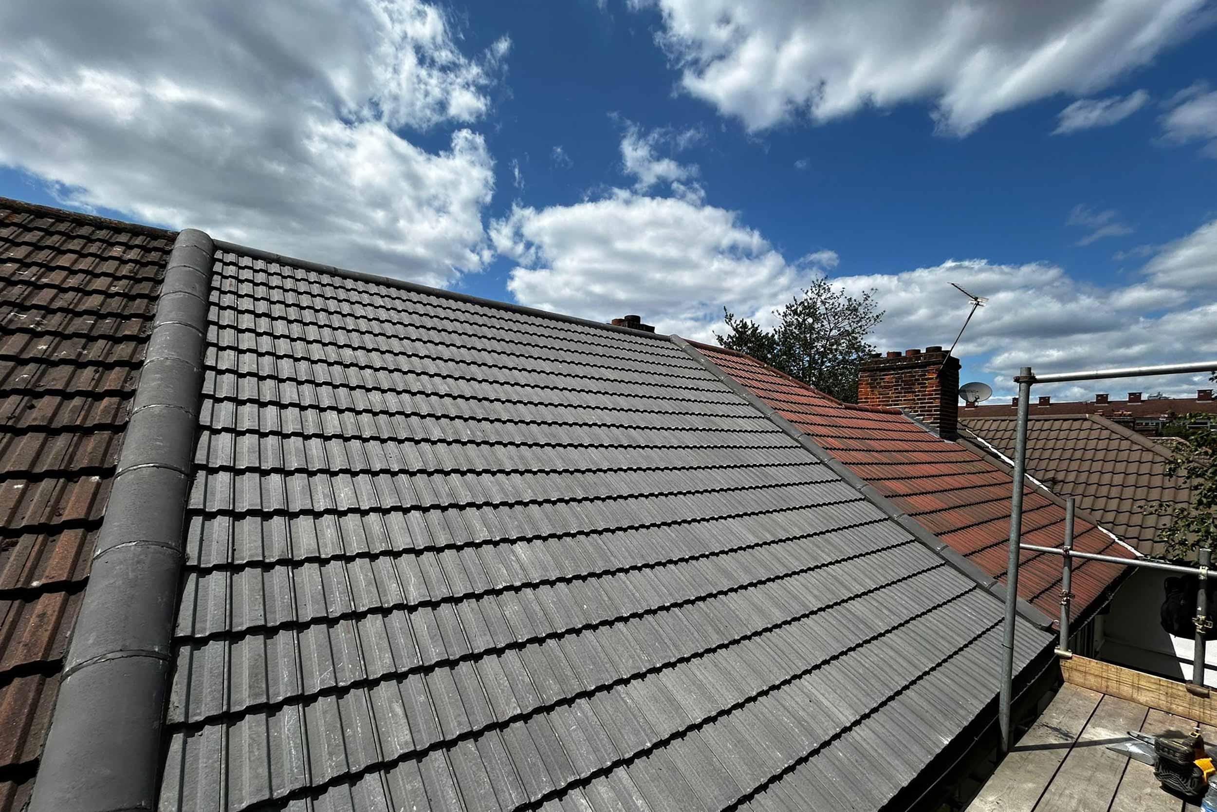 Roofer in London's Twickenham new concrete tiled roofing experts, roof repair services, flat roof's installation specialist company near me.