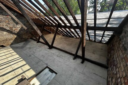 Roofer in London's Twickenham new concrete tiled roofing experts, roof repair services, flat roof's installation specialist company near me.